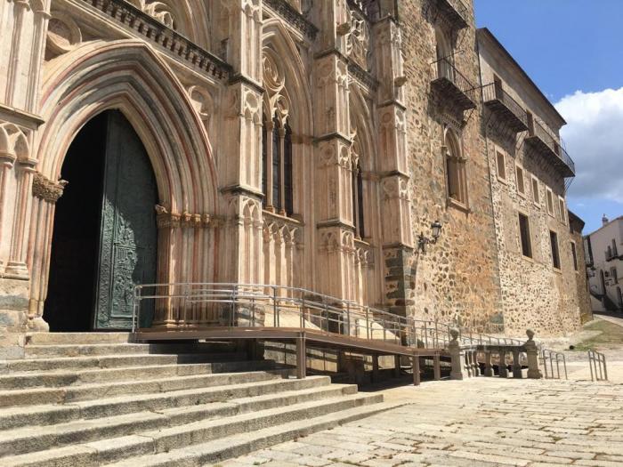 El Monasterio de Guadalupe mejora su accesibilidad y la basílica se prepara para abrir el lunes para el culto