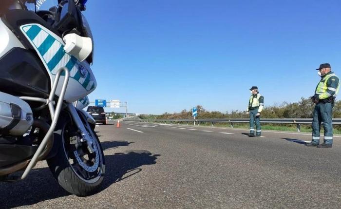 La Agrupación de Tráfico de la Guardia Civil intensifica los controles ante la desescalada en Extremadura