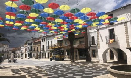 Malpartida de Cáceres comienza a colocar los 1.200 paraguas de colores que cada año cubren la Plaza Mayor