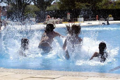 Sanidad publica un protocolo con medidas de seguridad para la preparación de las piscinas frente al Covid-19