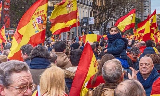 Agredido en Cáceres por llevar una bandera de España y una camiseta con el lema «Sánchez dimisión»