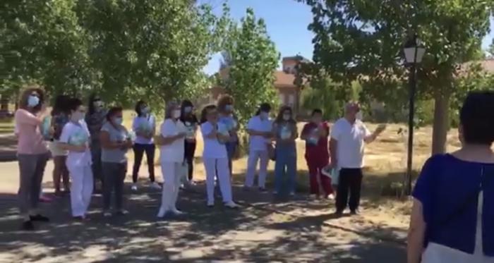 Familiares de ancianos de la residencia Virgen de la Vega de Moraleja agradecen la labor de los trabajadores