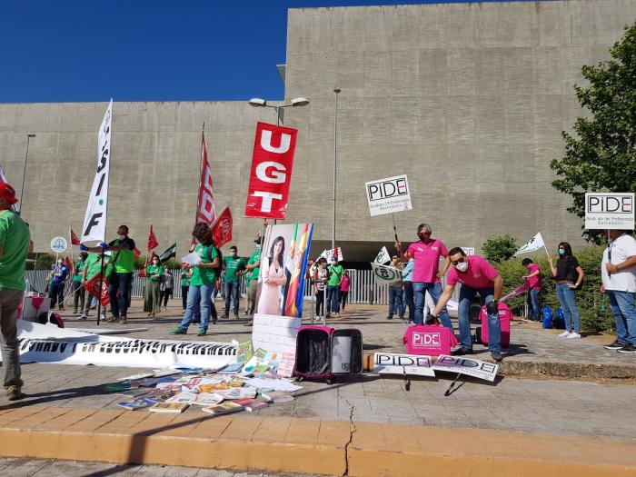 Sindicatos protestan frente a la Consejería de Educación en rechazo al recorte de 300 docentes