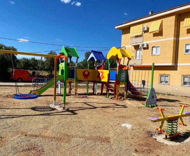 El Ayuntamiento de Coria instala dos parques infantiles aunque estas zonas siguen cerradas por la Covid-19