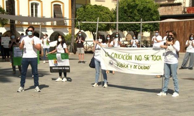 El Movimiento por la Defensa de la Educación Publica se concentra en Mérida contra los recortes