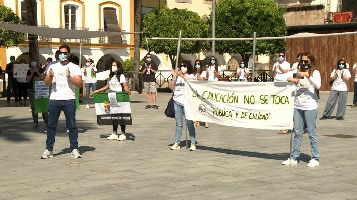 El Movimiento por la Defensa de la Educación Publica se concentra en Mérida contra los recortes