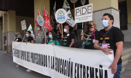Representantes sindicales se concentran en Badajoz contra los recortes en la educación pública