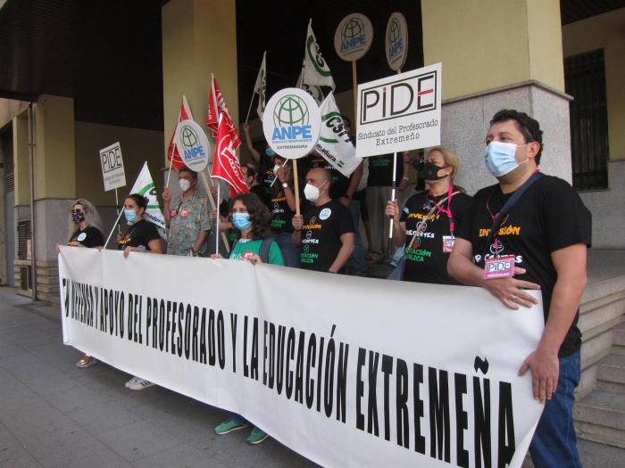 Representantes sindicales se concentran en Badajoz contra los recortes en la educación pública