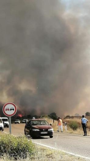 Un incendio “de gran magnitud” se propaga a Zarza la Mayor desde la zona fronteriza con Portugal