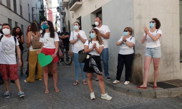 Docentes se concentran en Badajoz para reclamar  las necesidades de la escuela pública extremeña