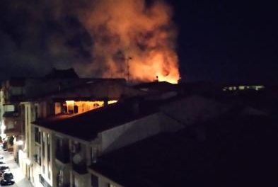 Investigan las causas del incendio que ha calcinado las instalaciones de Panadería Santa de Coria