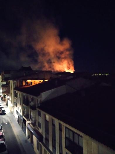Investigan las causas del incendio que ha calcinado las instalaciones de Panadería Santa de Coria