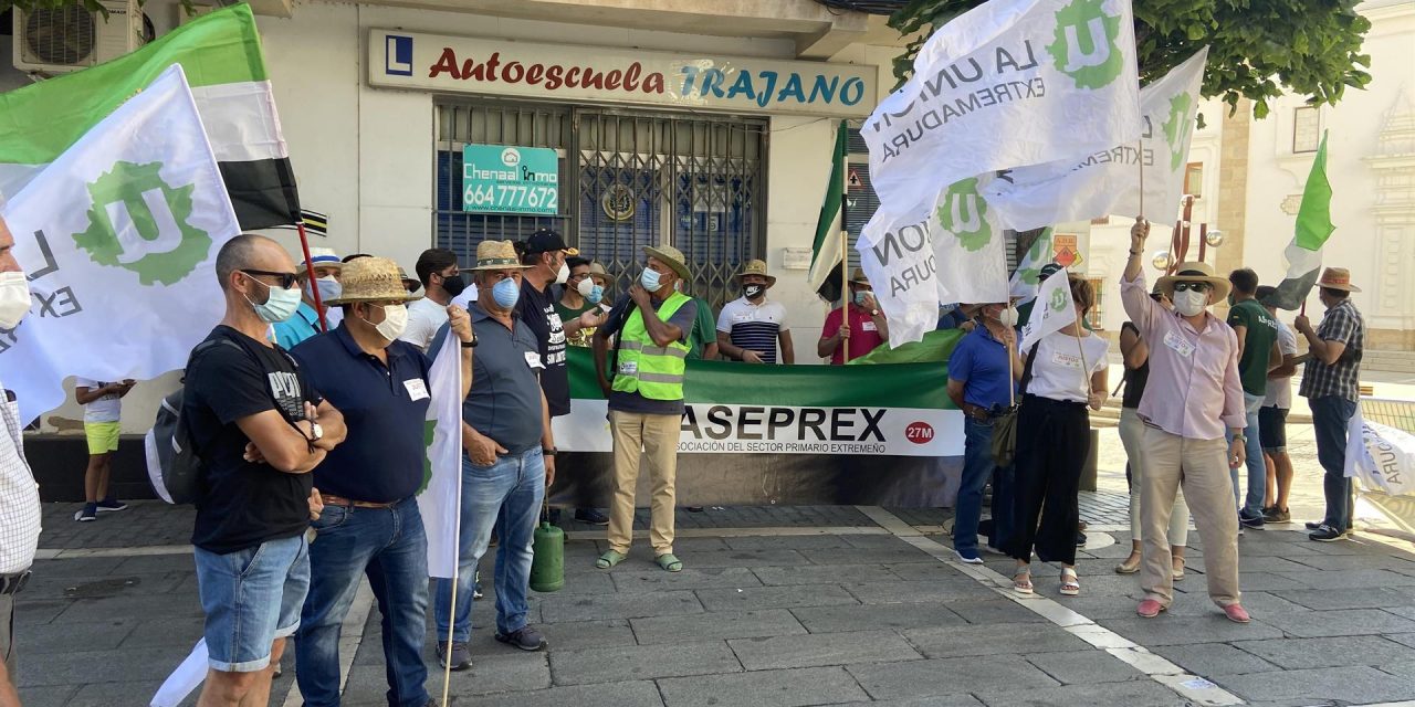 Agricultores extremeños se concentran ante la Asamblea contra los “incumplimientos” de Vara con este sector