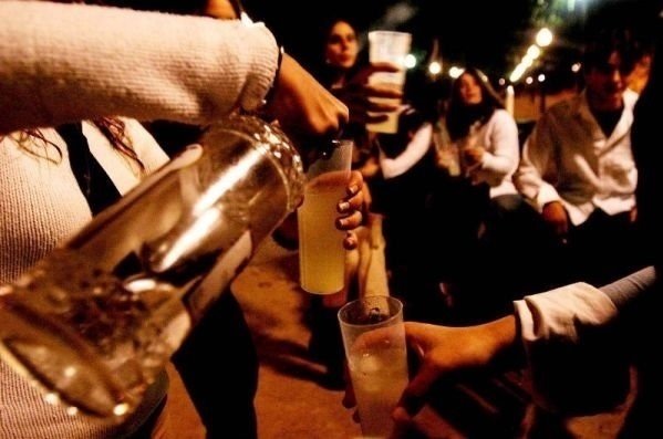 Más de 20 jóvenes montan una fiesta con alcohol y drogas en una carpa instalada en Plasencia