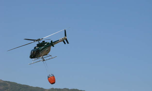 Medios aéreos y terrestres trabajan en la extinción de un incendio en la comarca La Vera