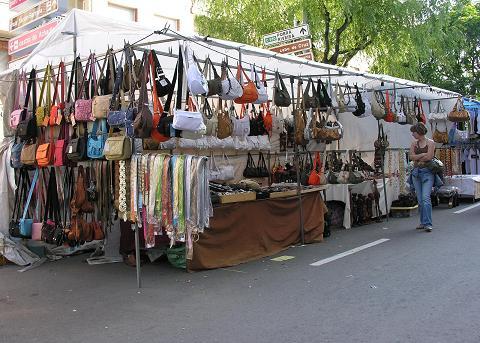 Vendedores ambulantes de textil ya pueden instalarse en el mercadillo semanal de Coria