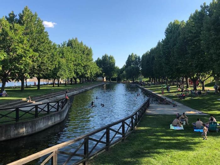 El Ayuntamiento de Moraleja permite un aforo máximo de 350 personas en la piscina natural del parque fluvial