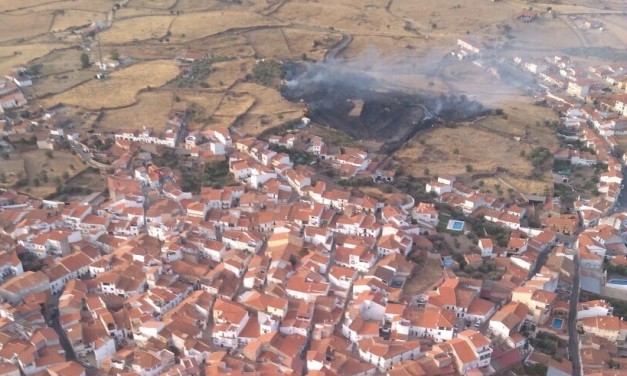 Un incendio cerca de Torrejoncillo despierta el miedo entre los vecinos