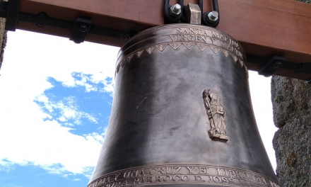 Aceituna instala una campana del siglo XX en la parroquia de Santa Marina