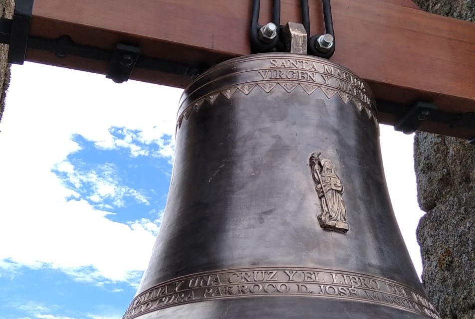 Aceituna instala una campana del siglo XX en la parroquia de Santa Marina