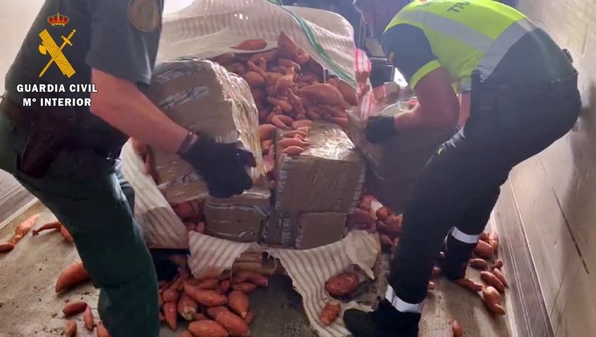 La Guardia Civil descubre en Torremejía 300 kilos de hachís ocultos en un camión