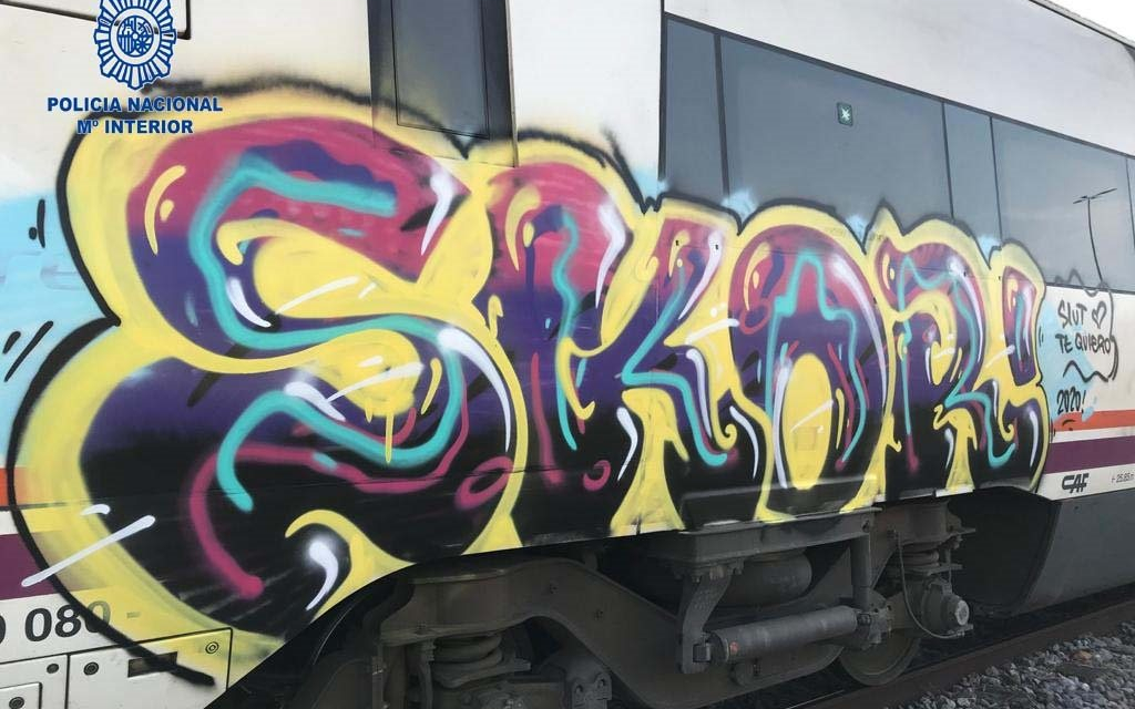 Detenidos dos jóvenes de 19 y 20 años en Badajoz por realizar pintadas en los vagones del tren