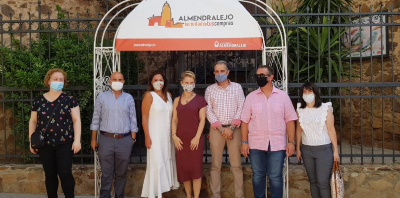 Soraya Arnelas promociona en sus redes sociales el comercio local de Almendralejo
