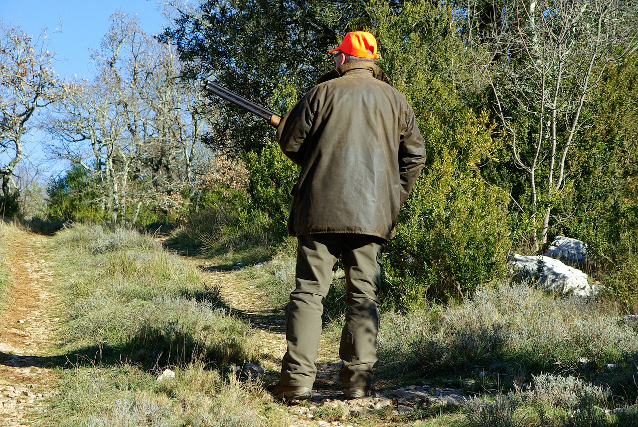 Fallece un cazador de 40 años por un disparo accidental de su hijo menor en una finca de Azuaga