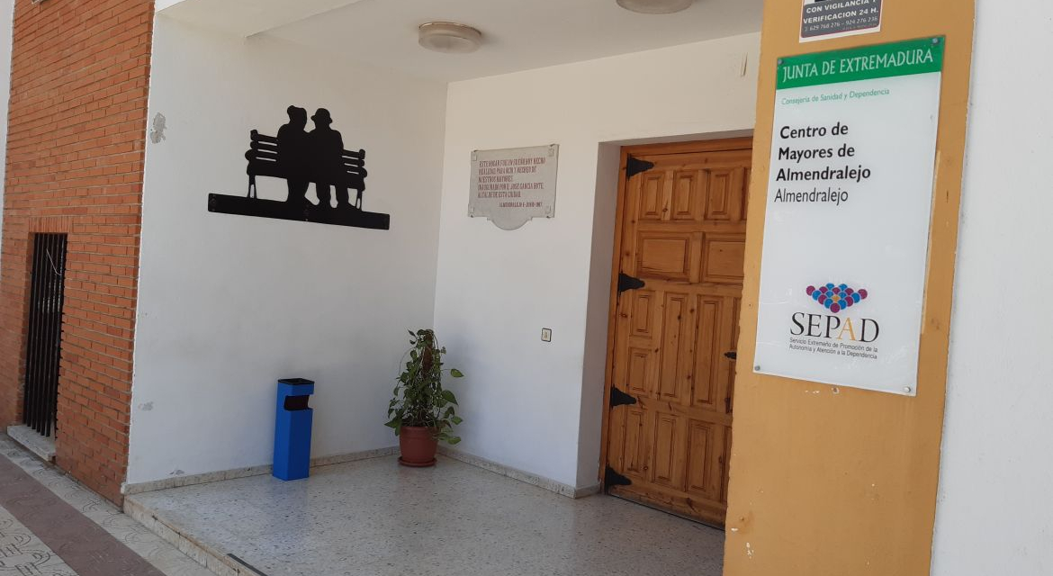 Extremadura obliga a hacer la PCR a los nuevos ingresos y trabajadores de residencias