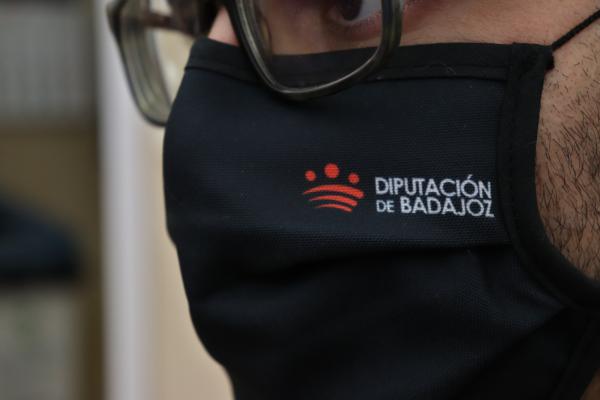 La Diputación de Badajoz dota de mascarillas reutilizables a todos sus empleados