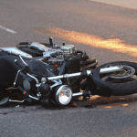 En estado crítico un hombre al caerse de la motocicleta en la que circulaba