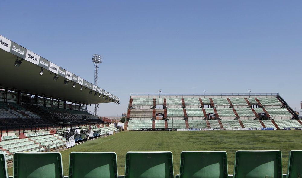 Mérida adjudica por 38.720 euros la conservación del césped del Estadio Romano