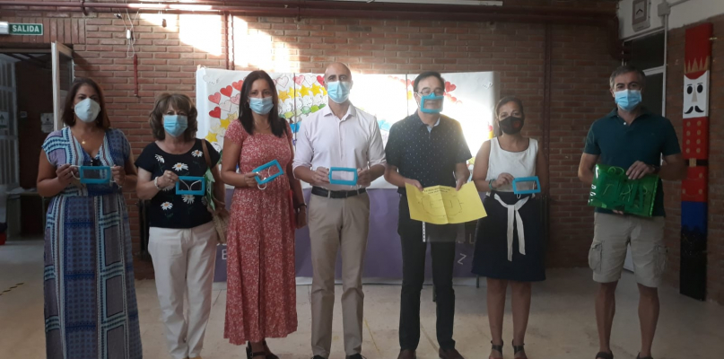 Zafra entrega mascarillas transparentes para facilitar la enseñanza a niños con discapacidad auditiva