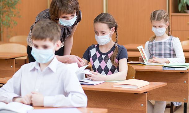 El miedo al contagio hace que los padres soliciten certificados para que sus hijos no regresen a las aulas