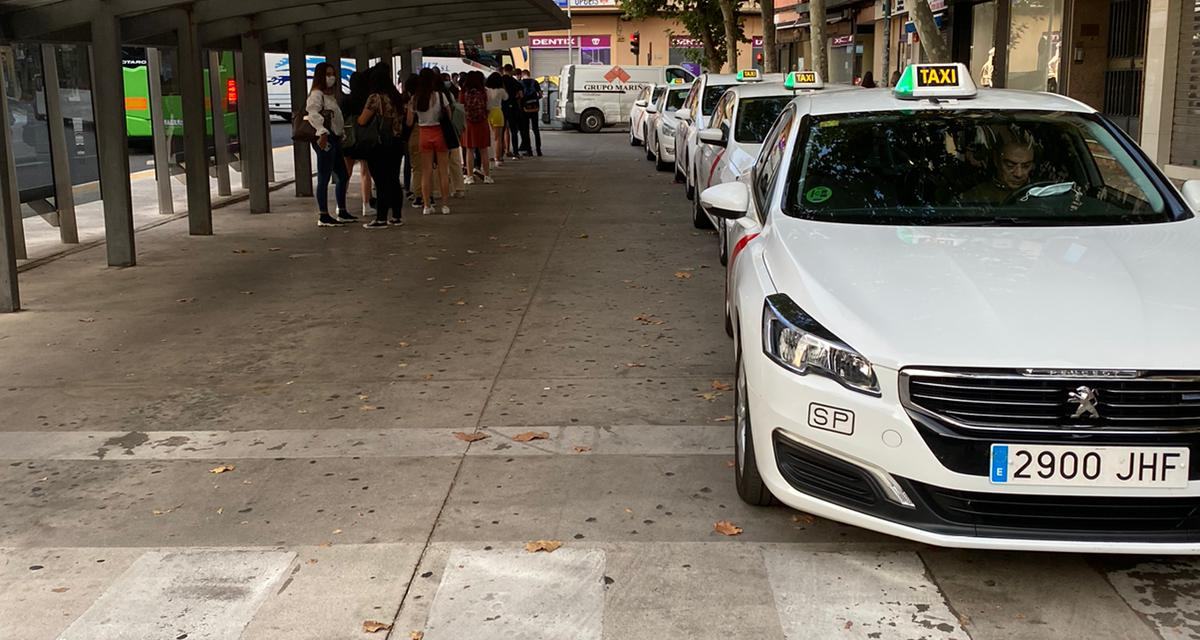 La parada de taxis de Plaza de América de Cáceres se divide para evitar aglomeraciones