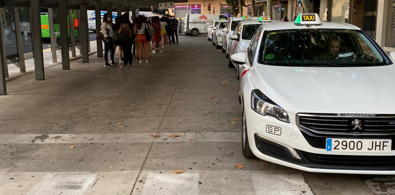 La parada de taxis de Plaza de América de Cáceres se divide para evitar aglomeraciones