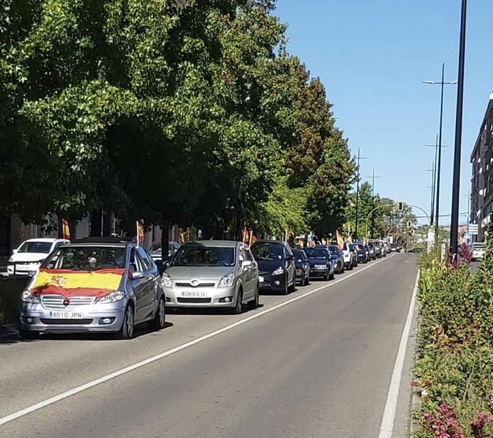 Decenas de vehículos protestan en Coria por la gestión del Gobierno Central frente a la Covid