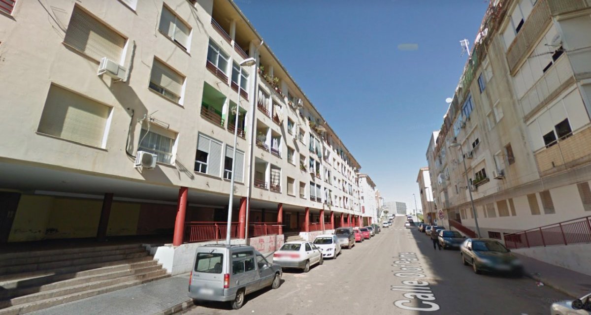 Asisten a dos personas tras el incendio de una vivienda en Badajoz