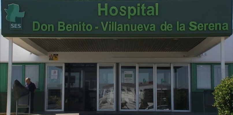 Trasladan al Hospital de Don Benito a un joven de 27 años tras chocar una moto y un coche
