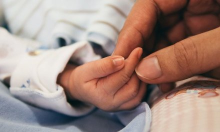 El bebé de 20 meses con Covid se encuentra sin síntomas en su casa de Miajadas