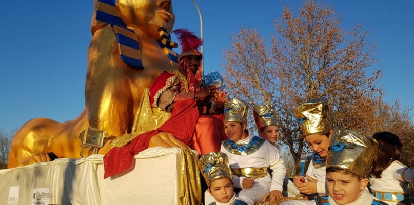 Miradas con mascarillas ante la visita de los Reyes Magos a Extremadura