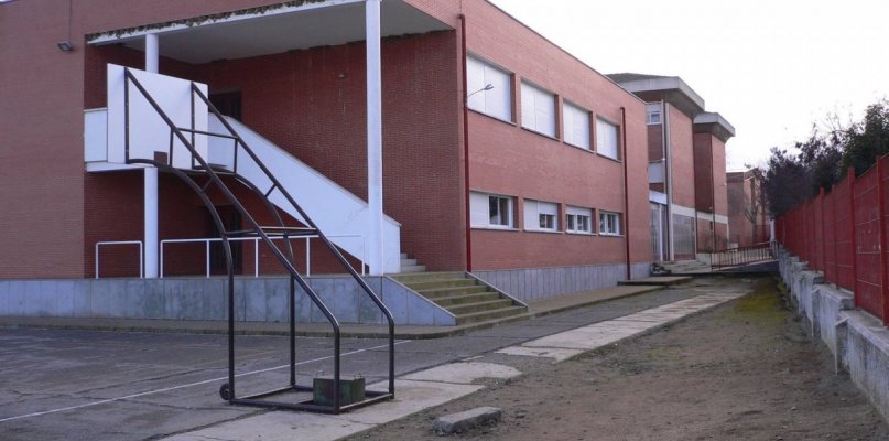 El positivo por Covid de dos hermanos obliga a cerrar aulas del colegio de Azuaga
