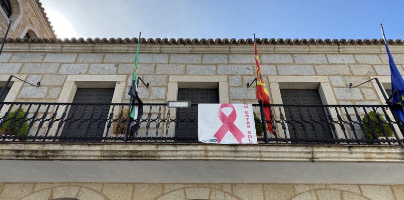 El Ayuntamiento de Coria luce un lazo rosa para luchar contra el cáncer de mama