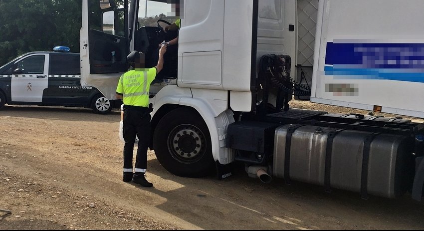 Investigadas dos personas por manipular el tacógrafo de un camión de ganado en Feria
