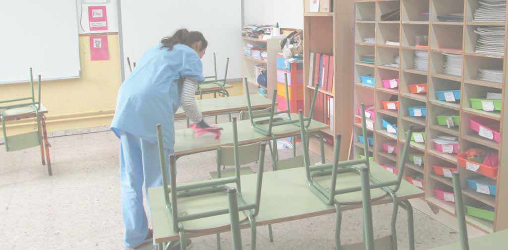 Comienza la limpieza del colegio de Eljas para acoger a los alumnos cuando acabe el aislamiento