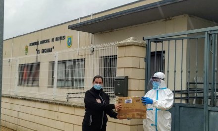 Un grupo de voluntarias de Hornachos entrega material sanitario a la residencia de Vegaviana