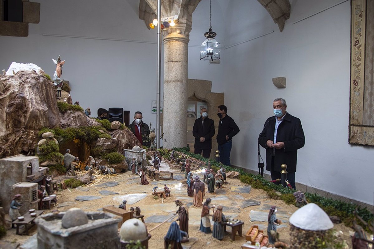 Figuras con mascarilla decoran el Belén de la Diputación de Cáceres