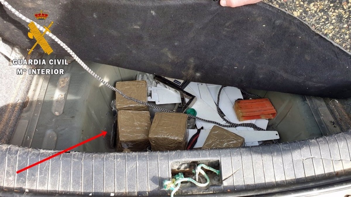 Intervenidos 6 kilos de hachís ocultos en la rueda de un vehículo en Monesterio