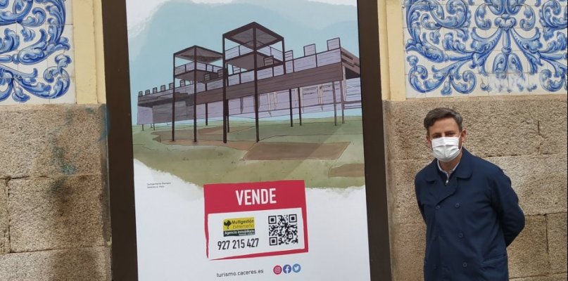 Adornan los escaparates vacíos de Cáceres para una campaña turística y comercial