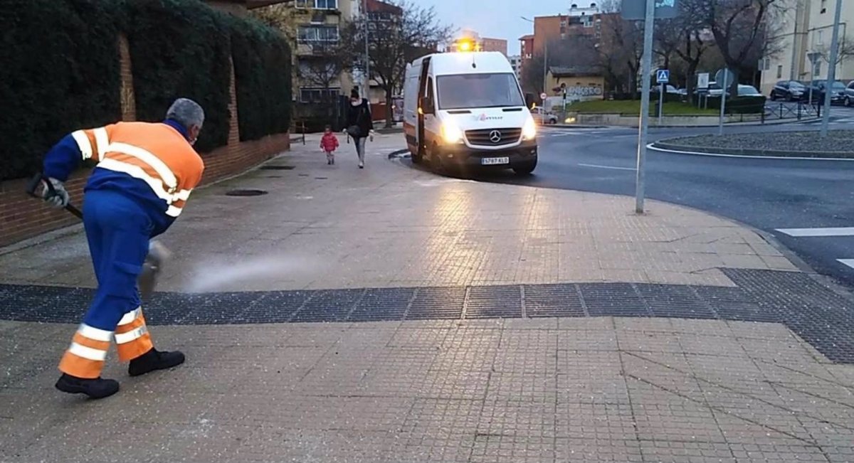 Cáceres prepara sus calles para evitar accidentes ante la posibilidad de heladas